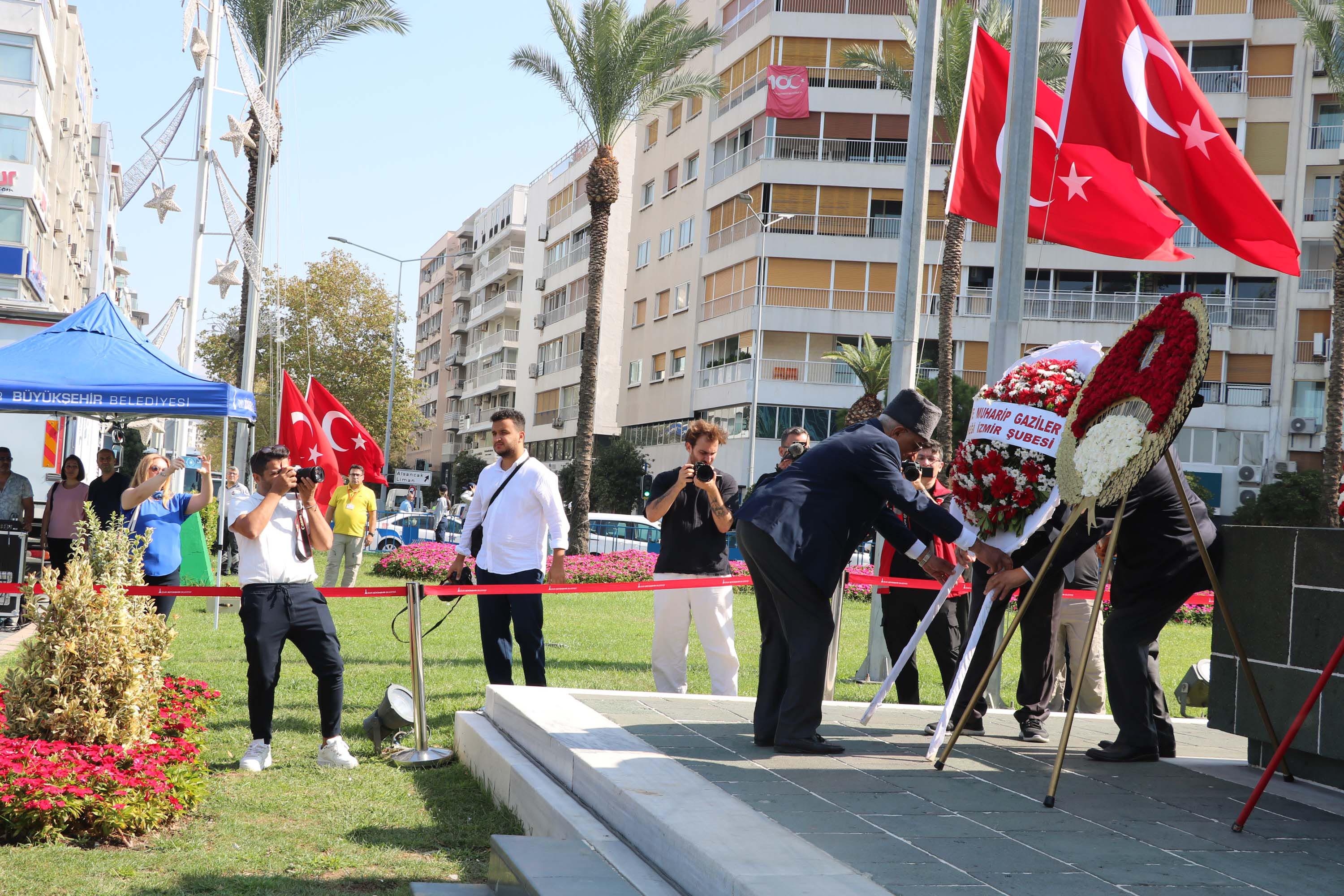 Başkan Tugay babasının madalyalarıyla kahramanların gününe katıldı