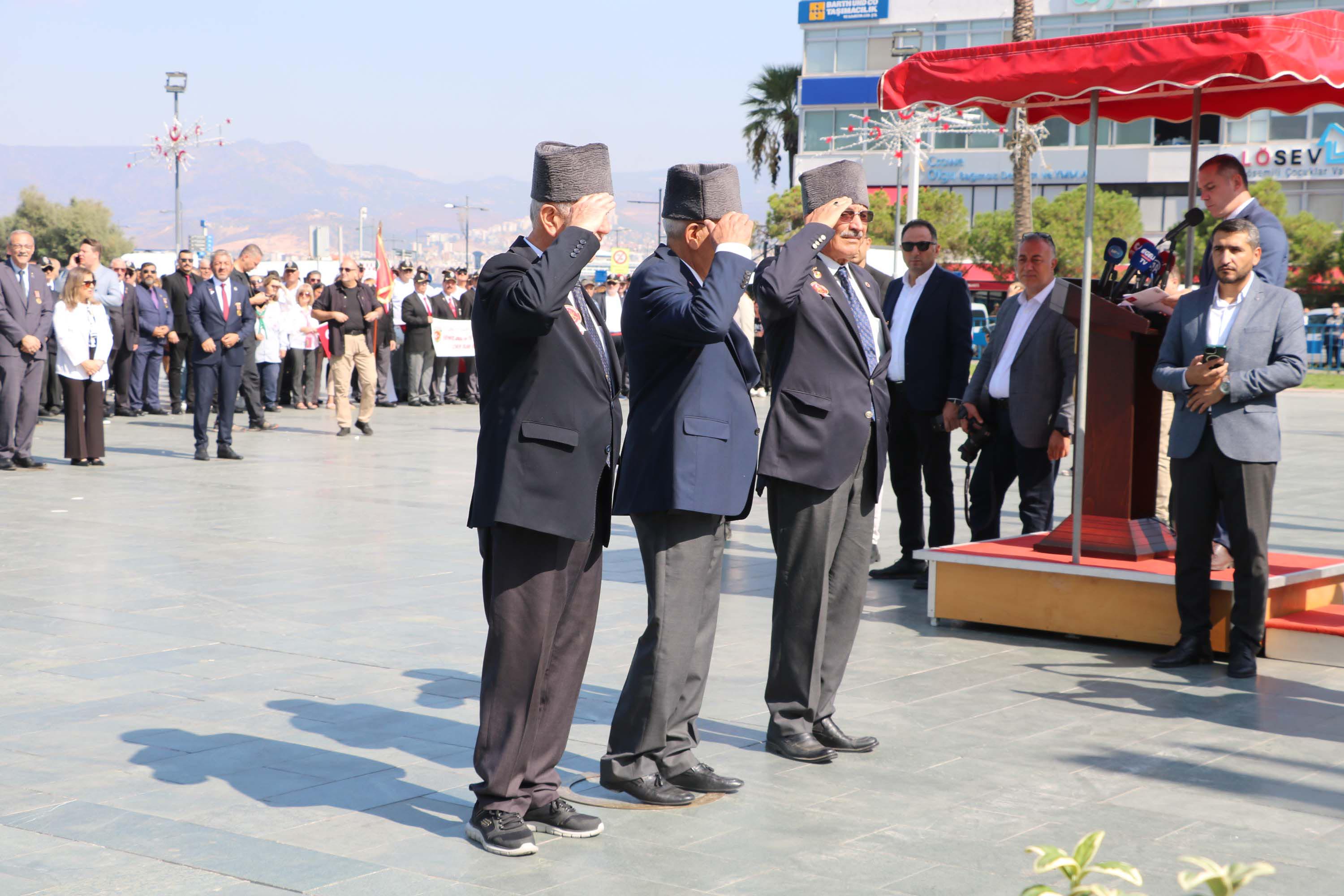 Başkan Tugay babasının madalyalarıyla kahramanların gününe katıldı