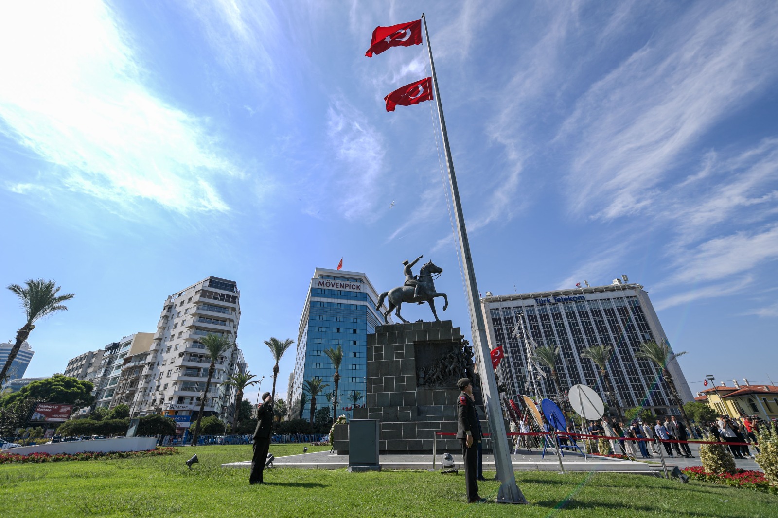 Başkan Tugay babasının madalyalarıyla kahramanların gününe katıldı