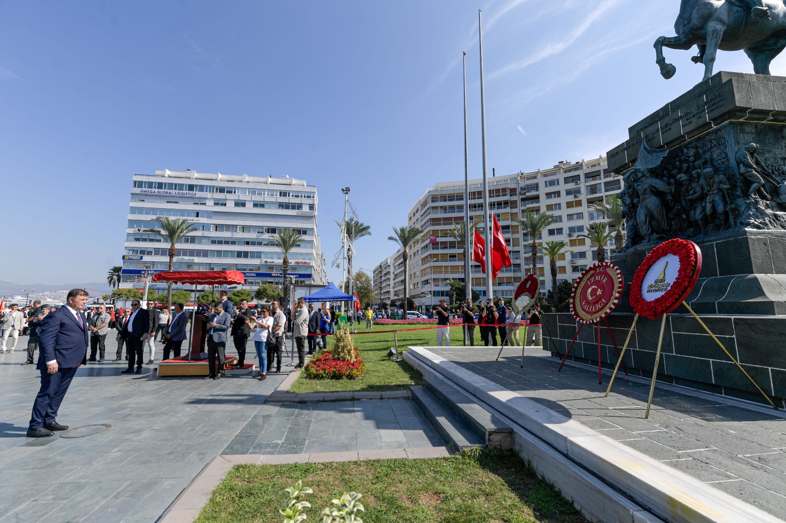 Başkan Tugay babasının madalyalarıyla kahramanların gününe katıldı