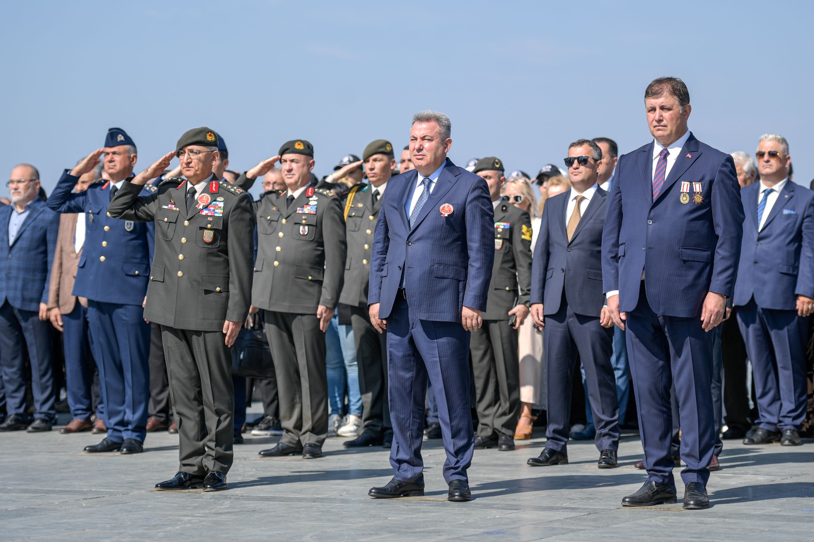 Başkan Tugay babasının madalyalarıyla kahramanların gününe katıldı