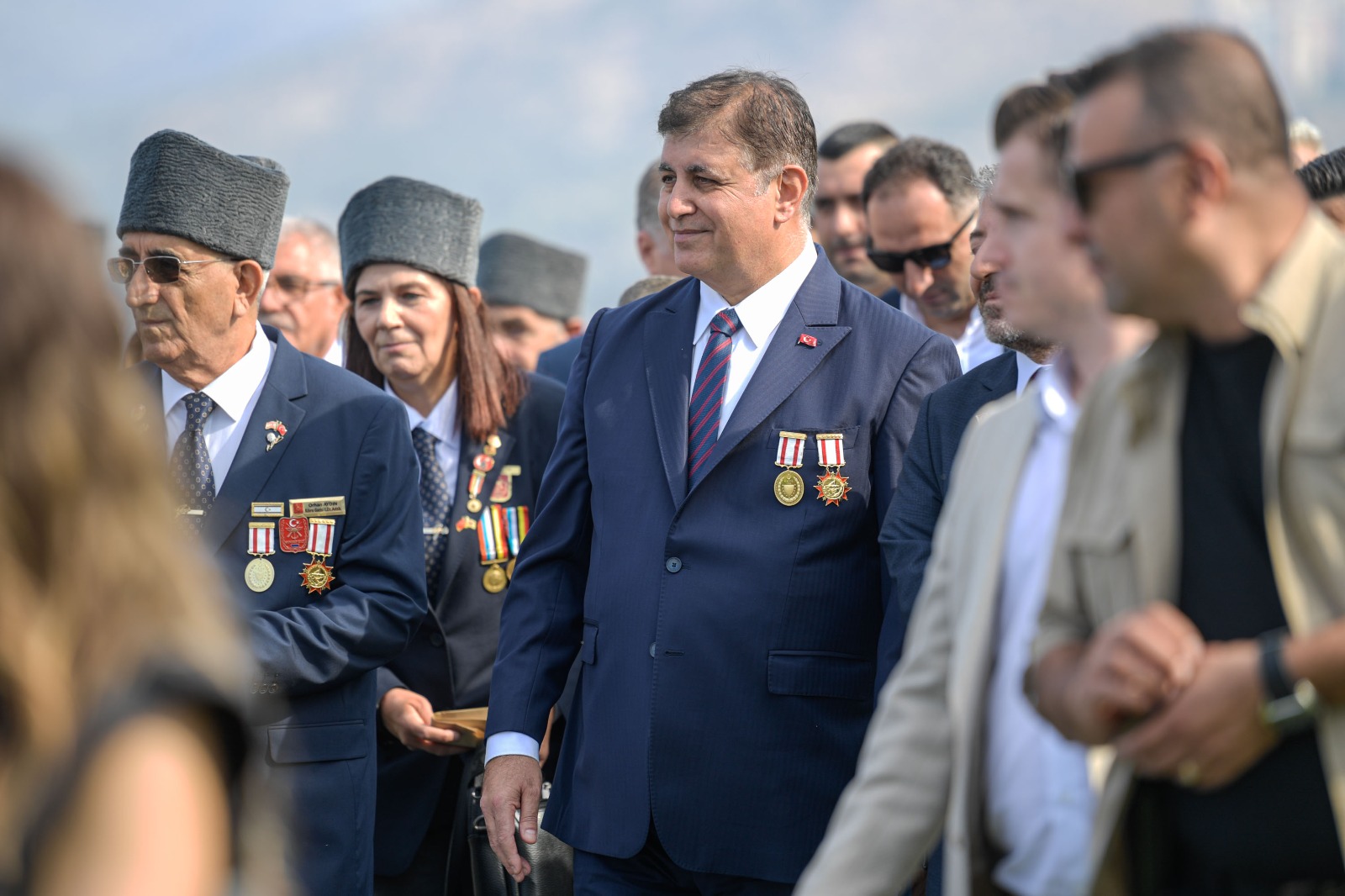 Başkan Tugay babasının madalyalarıyla kahramanların gününe katıldı