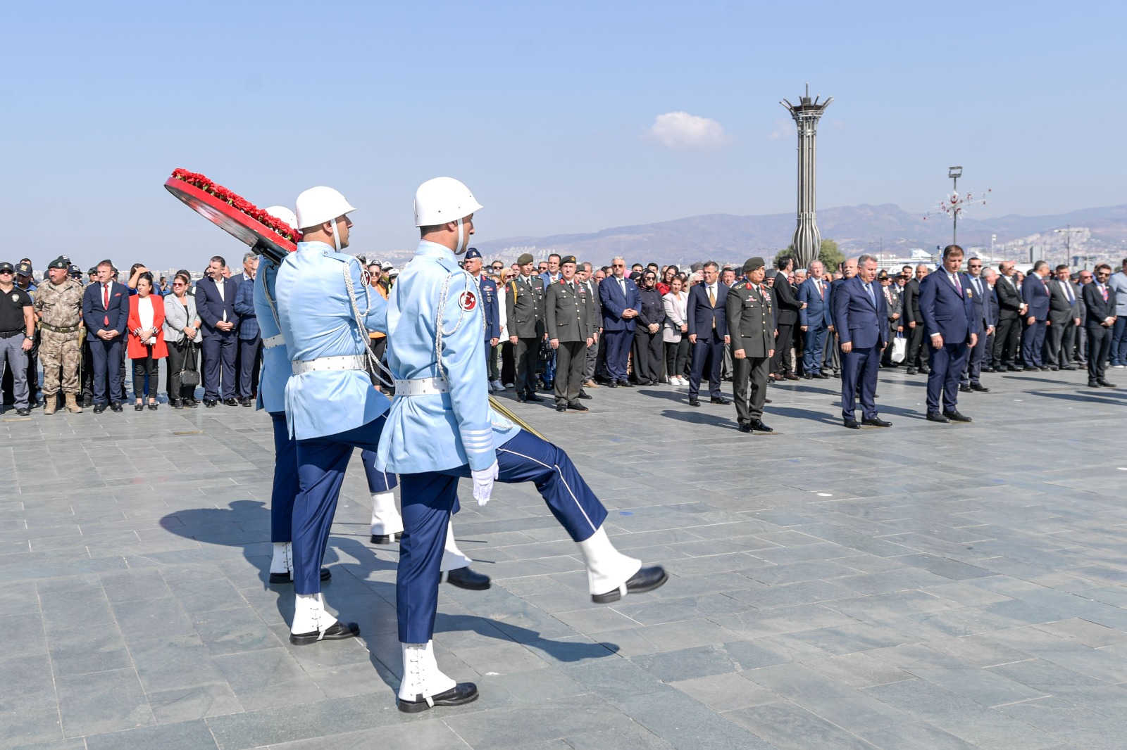 Başkan Tugay babasının madalyalarıyla kahramanların gününe katıldı