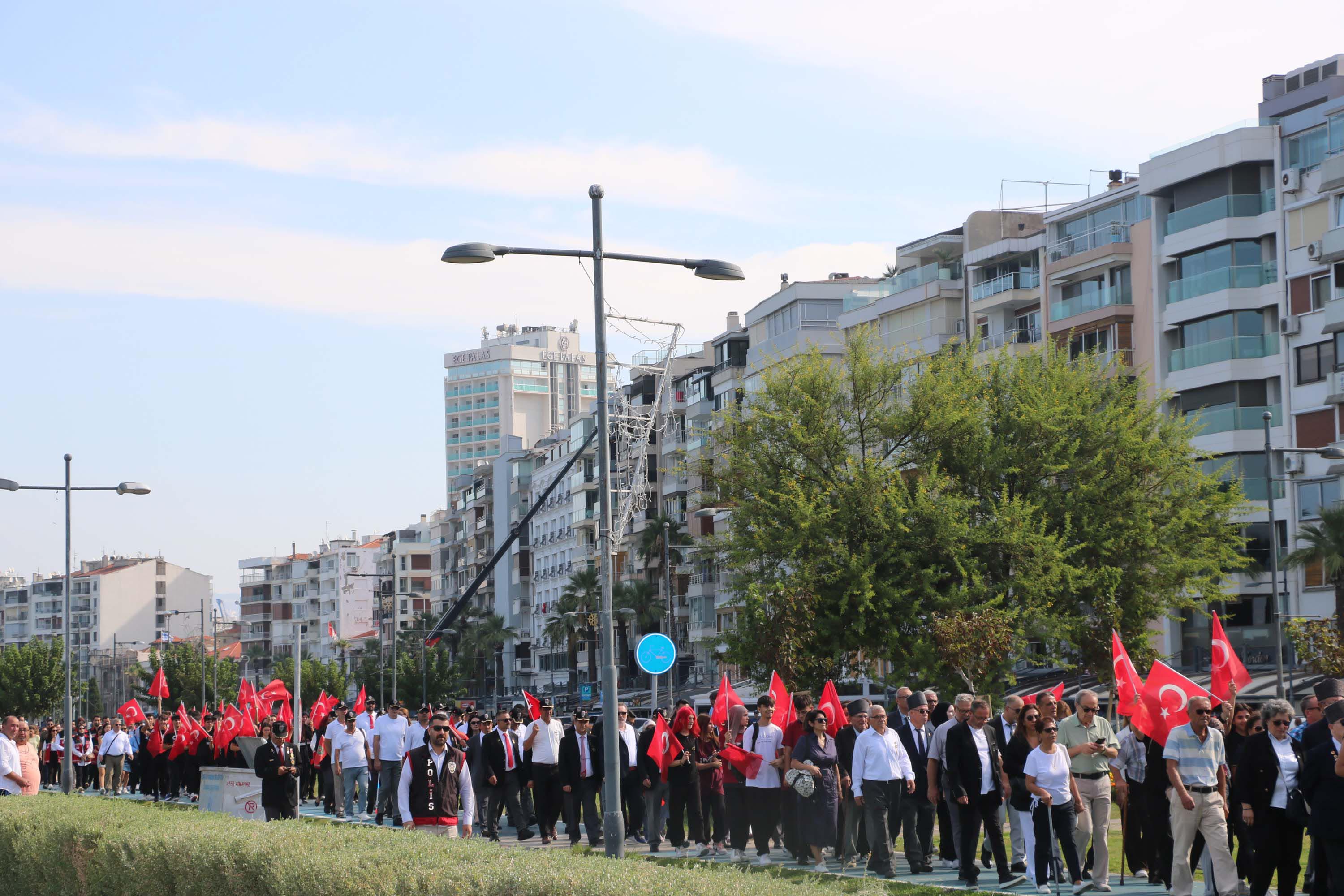 Başkan Tugay babasının madalyalarıyla kahramanların gününe katıldı