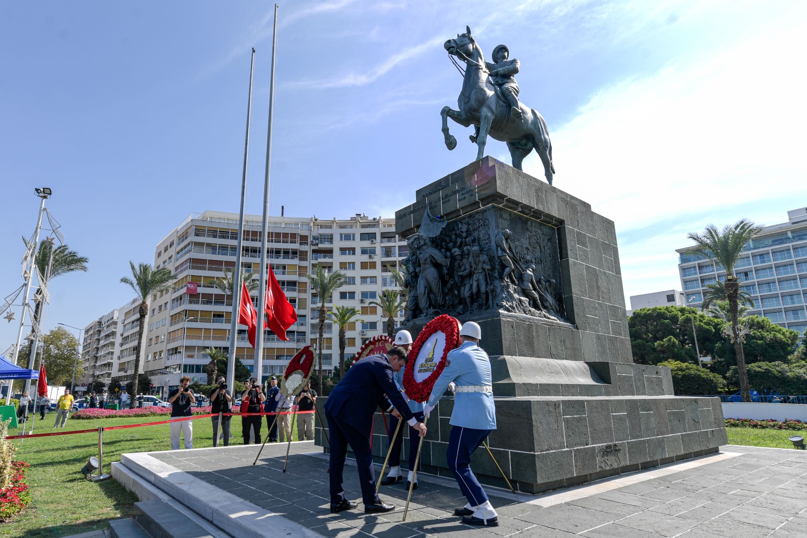 Başkan Tugay babasının madalyalarıyla kahramanların gününe katıldı