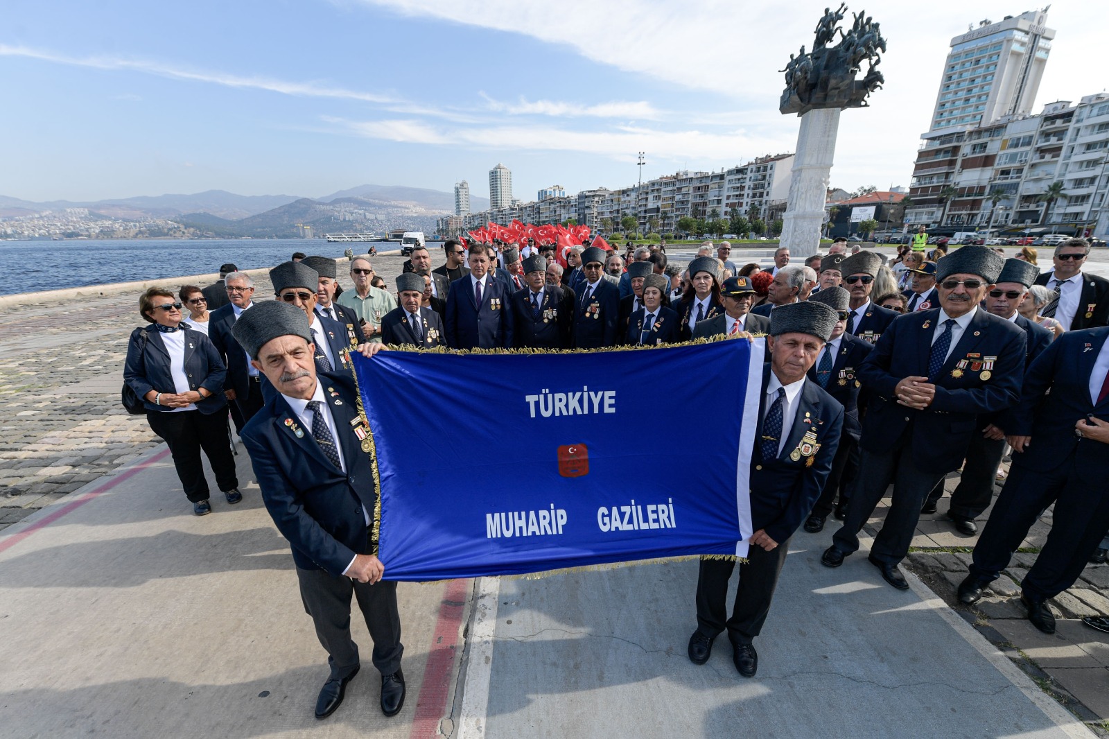 Başkan Tugay babasının madalyalarıyla kahramanların gününe katıldı