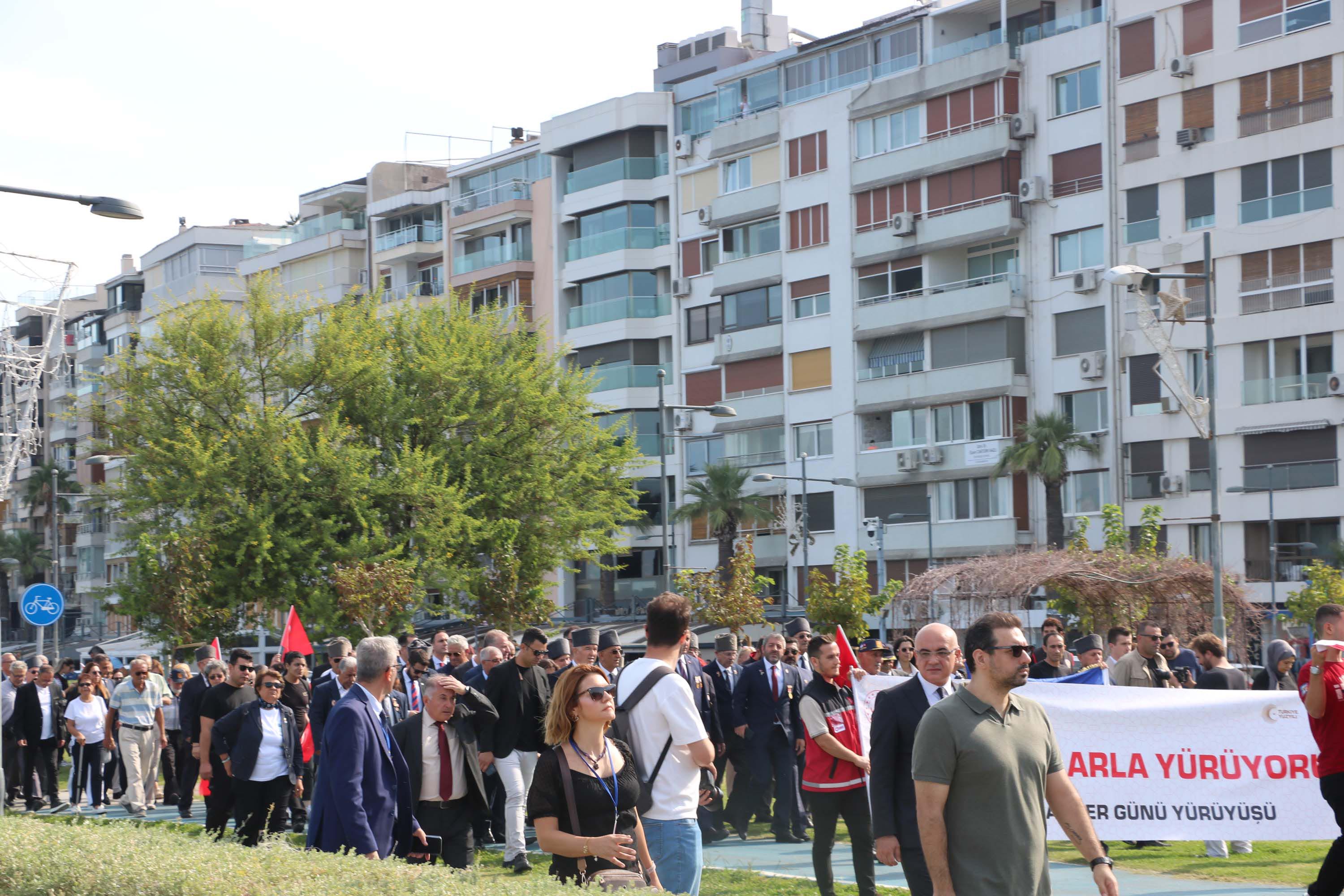 Başkan Tugay babasının madalyalarıyla kahramanların gününe katıldı