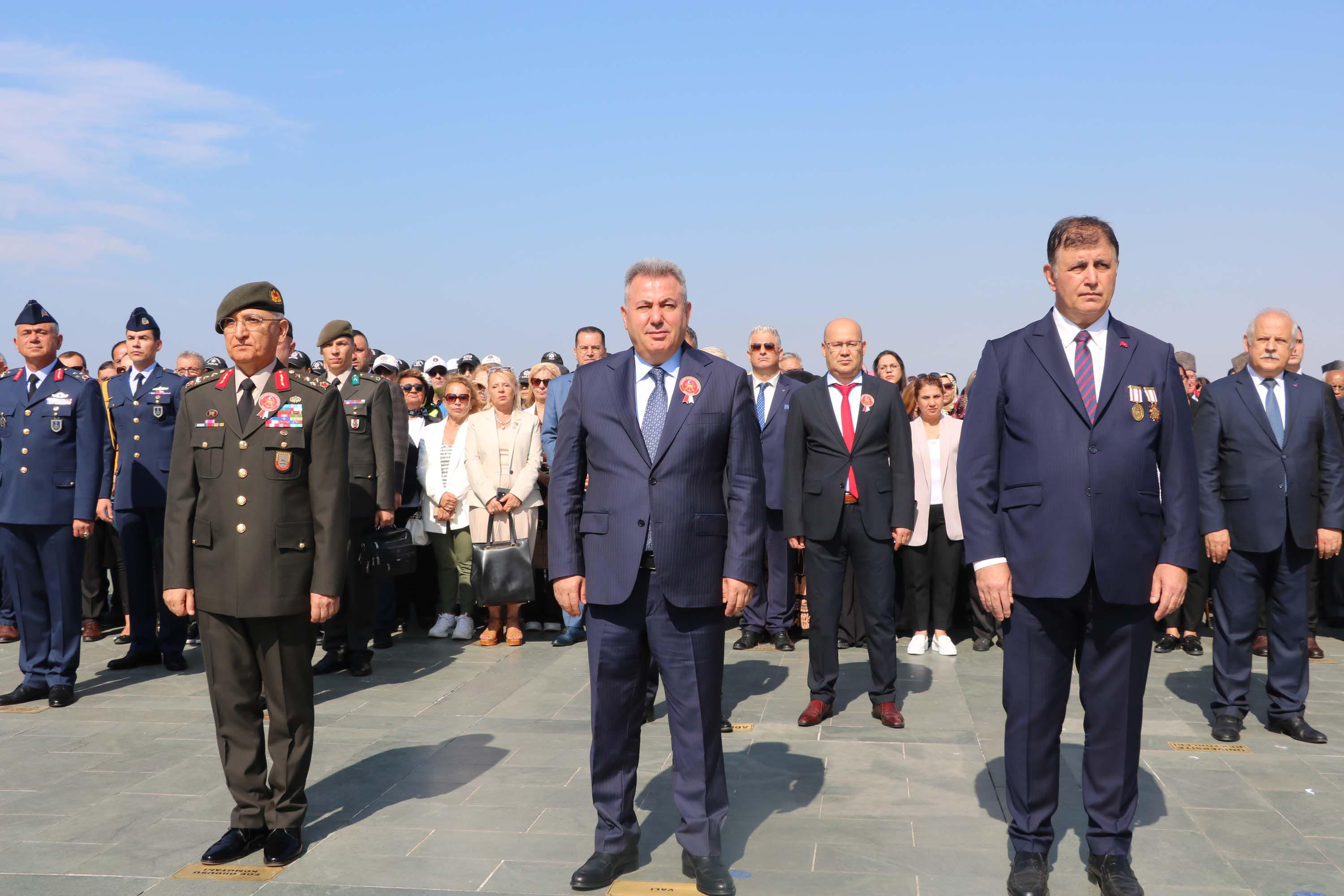 Başkan Tugay babasının madalyalarıyla kahramanların gününe katıldı