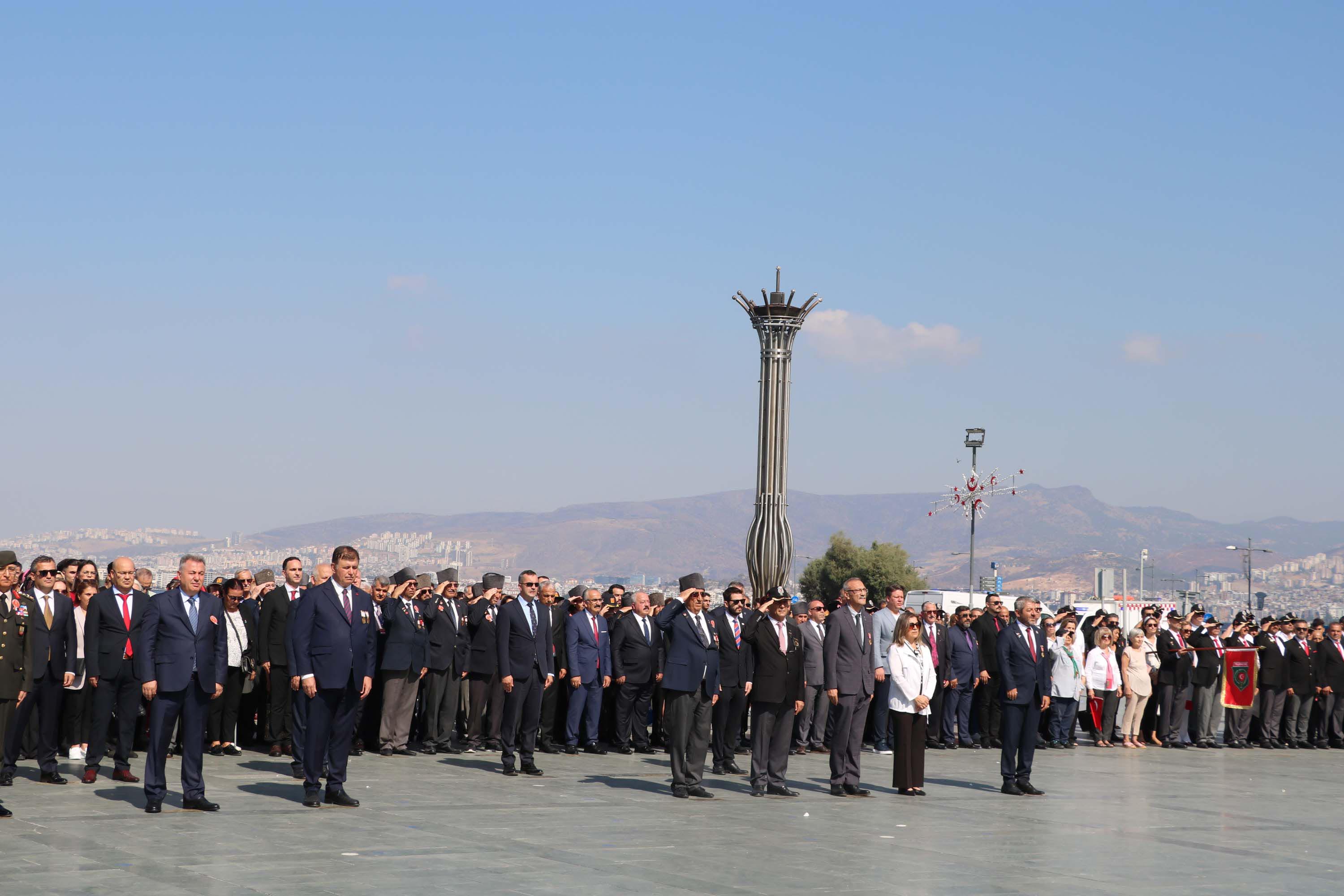 Başkan Tugay babasının madalyalarıyla kahramanların gününe katıldı