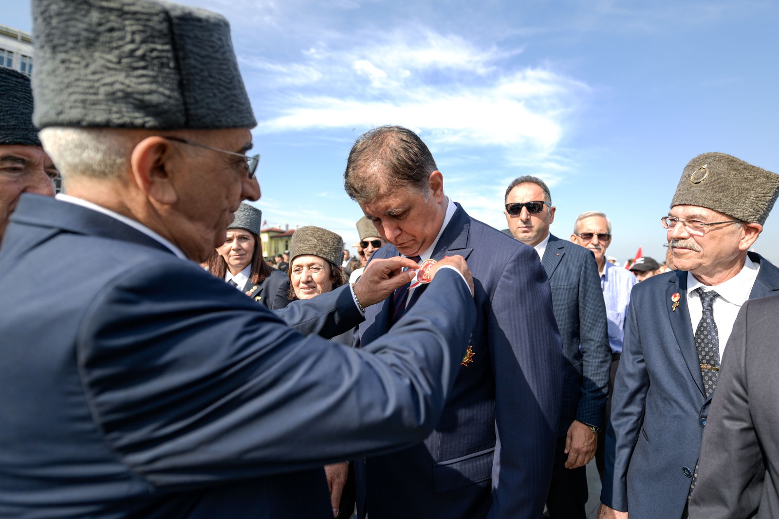 Başkan Tugay babasının madalyalarıyla kahramanların gününe katıldı