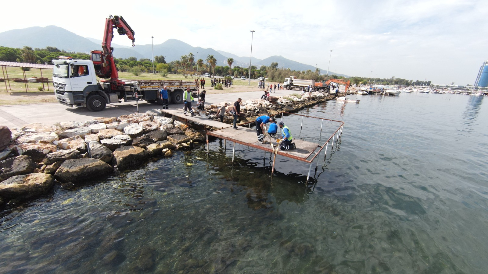 İnciraltı’nda kaçak iskele ve ahşap yapılar yıkıldı 