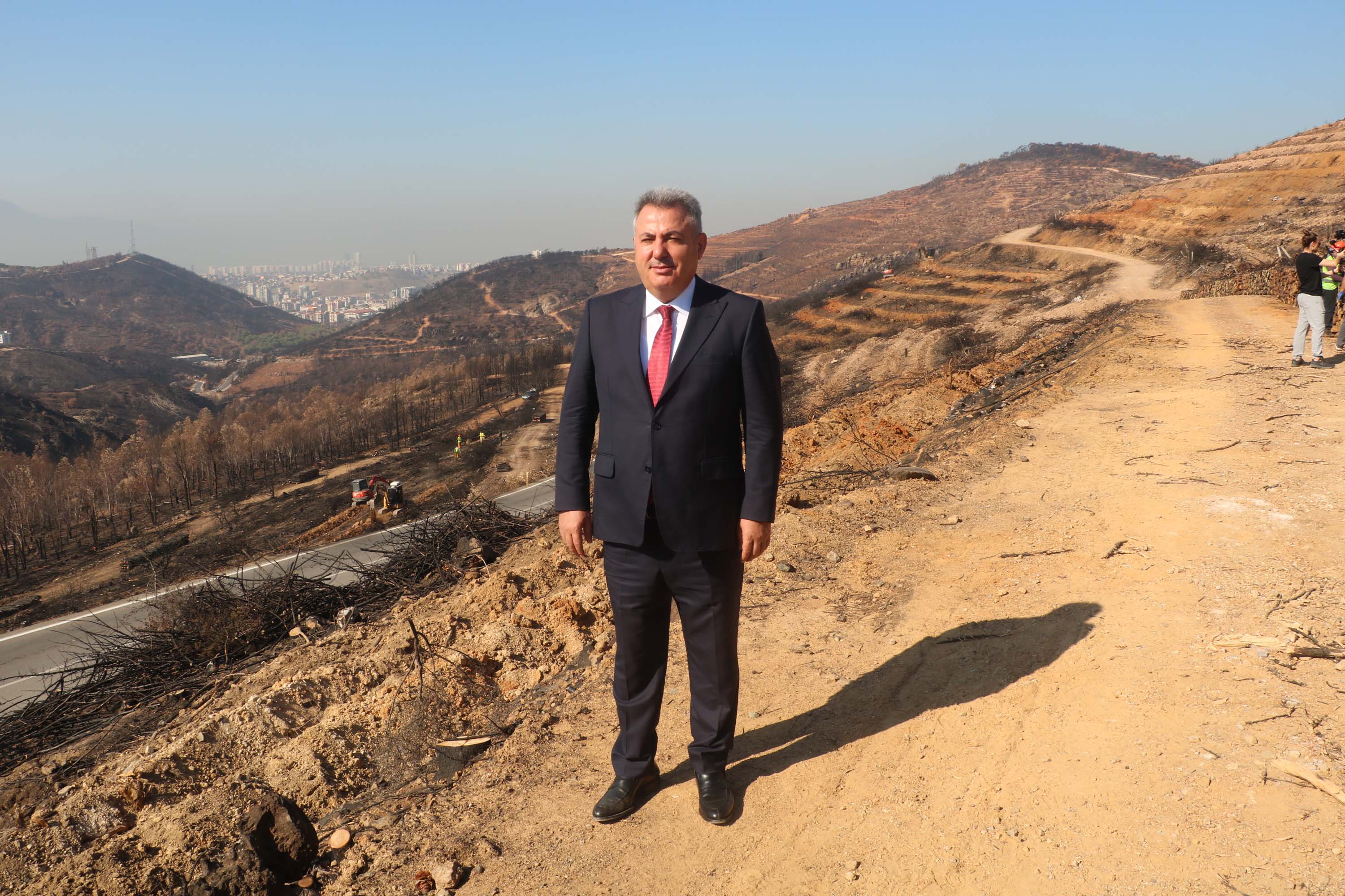 Vali Elban, Yamanlar'da yanan bölgedeki ağaçlandırma çalışmalarını inceledi