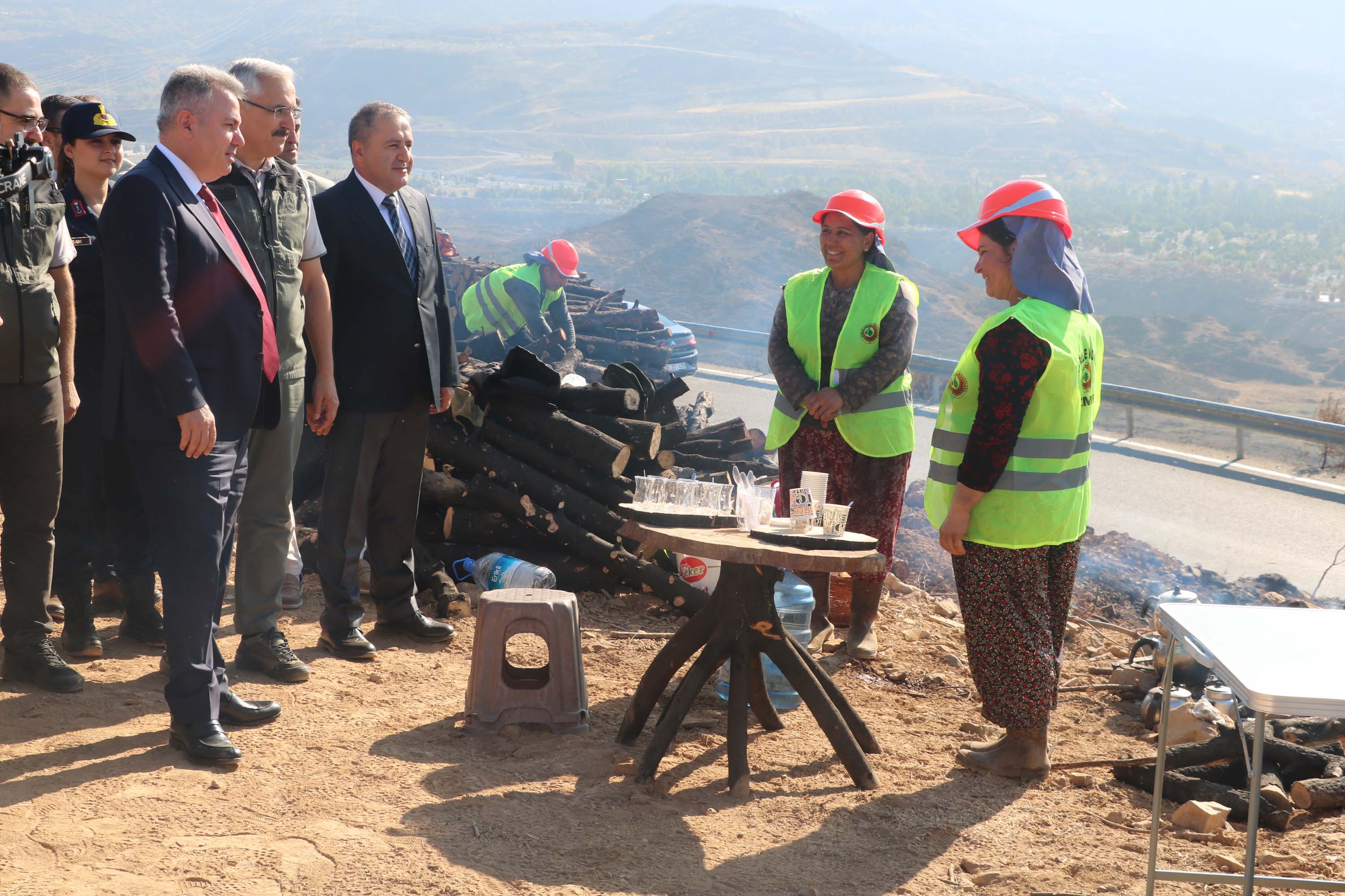 Vali Elban, Yamanlar'da yanan bölgedeki ağaçlandırma çalışmalarını inceledi