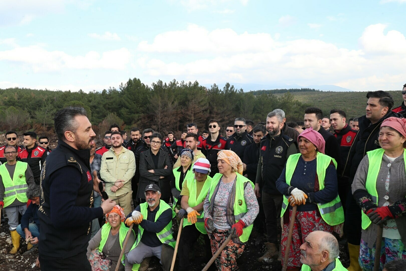 İzmir'de polisin diktiği fidanlar yanan ormanı yeşertecek