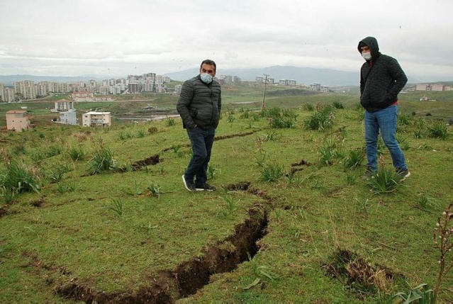 Çiğli Cumhuriyet Mahallesi Köseler Bölgesi'ndeki çatlaklar korkutuyor