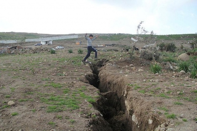 Çiğli Cumhuriyet Mahallesi Köseler Bölgesi'ndeki çatlaklar korkutuyor