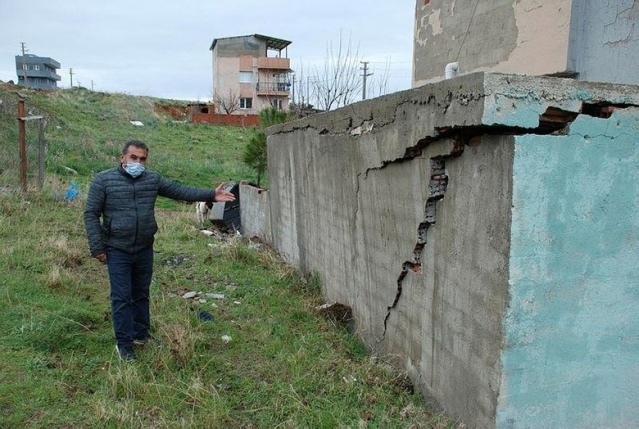 Çiğli Cumhuriyet Mahallesi Köseler Bölgesi'ndeki çatlaklar korkutuyor