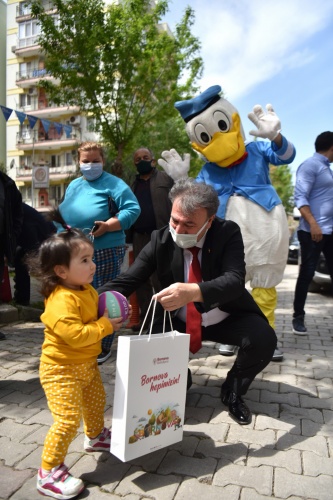 Mucize Bebek Ayda başkanlık koltuğunda