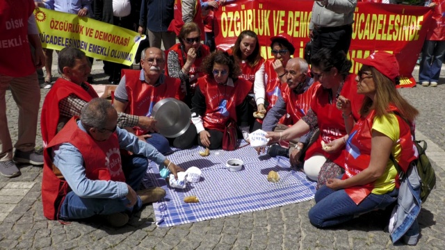 İzmir'de emeklilerden zam protestosu!