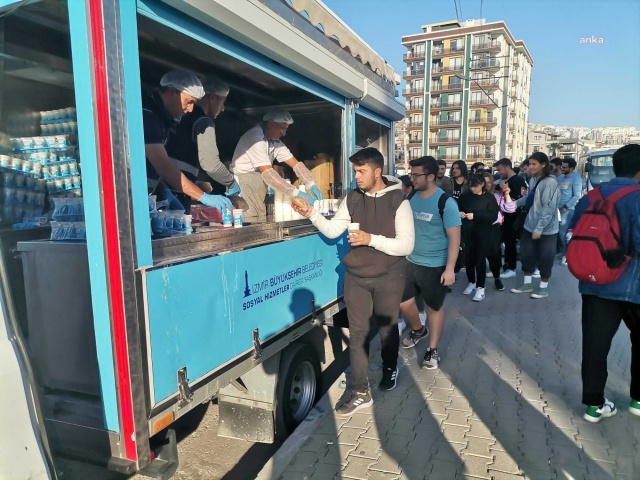 İzmir Katip Çelebi Üniversitesi kapıları kapattı! Öğrenciler tozun toprağın içinde yemek yedi