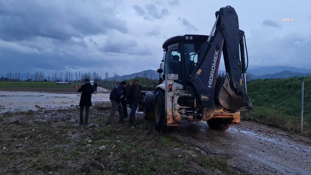 Tire'de yer altı barajı taştı, tarlalar su altında kaldı