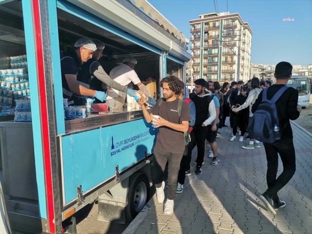 İzmir Katip Çelebi Üniversitesi kapıları kapattı! Öğrenciler tozun toprağın içinde yemek yedi