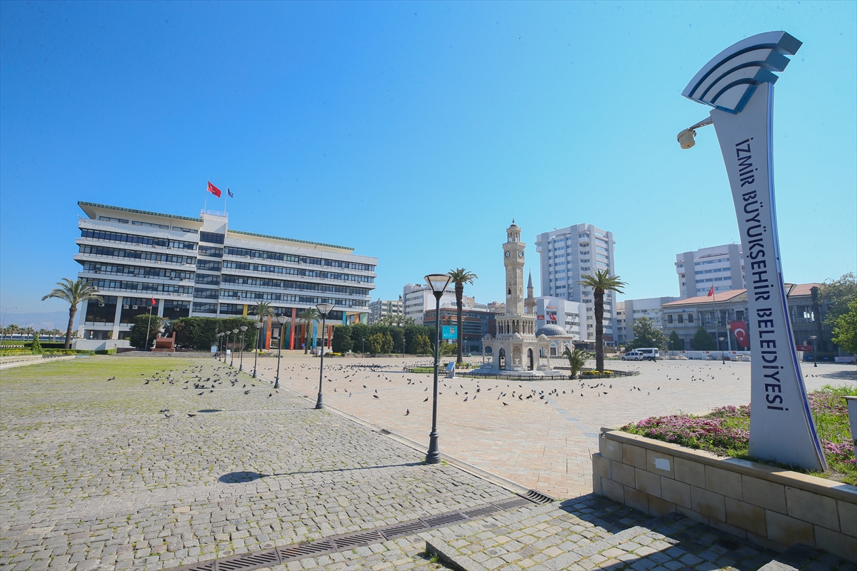 İzmir'de cadde ve meydanlar boş kaldı!!!