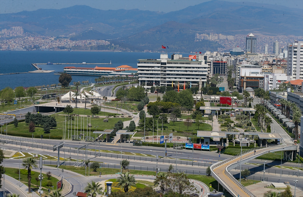 İzmir'de cadde ve meydanlar boş kaldı!!!