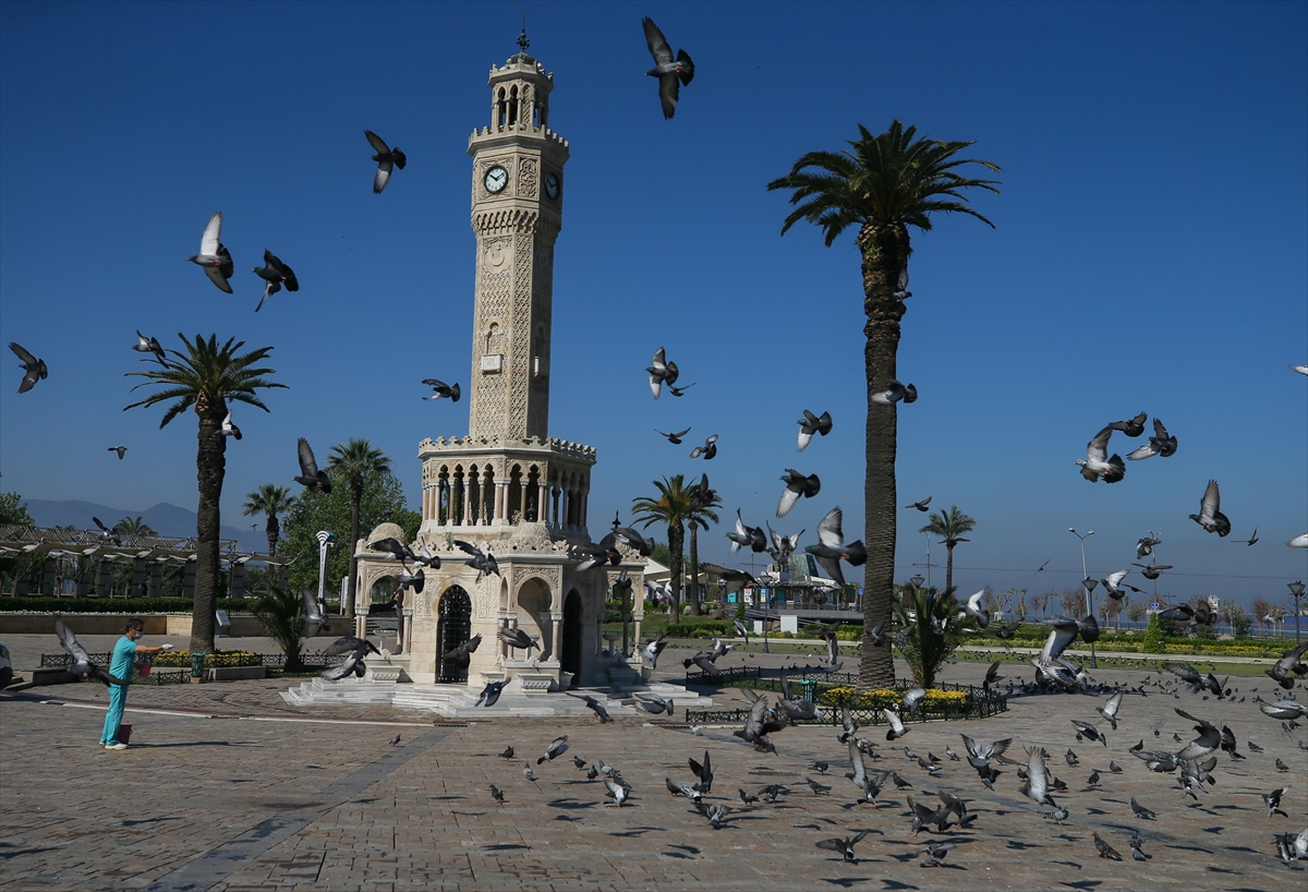 İzmir'de cadde ve meydanlar boş kaldı!!!