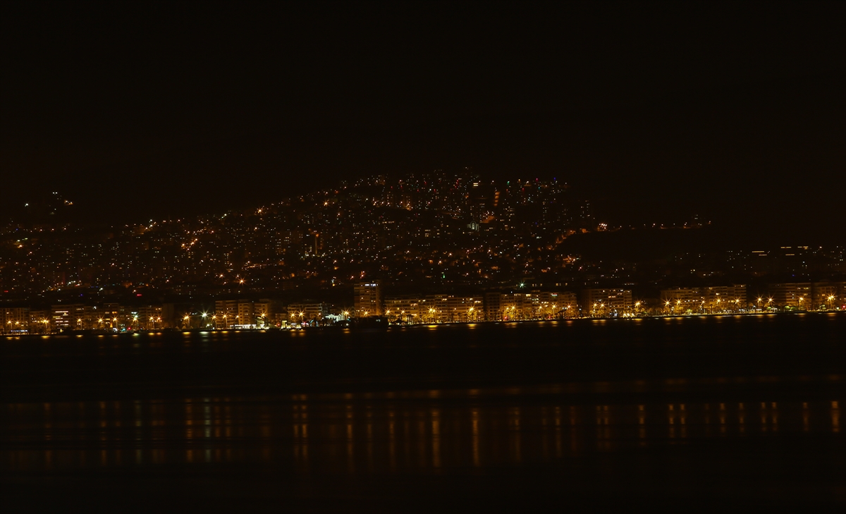 İzmir'de cadde ve meydanlar boş kaldı!!!