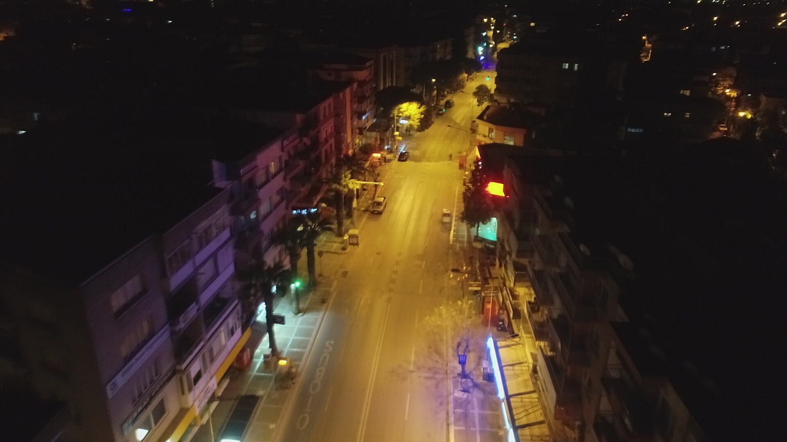 İzmir'de cadde ve meydanlar boş kaldı!!!