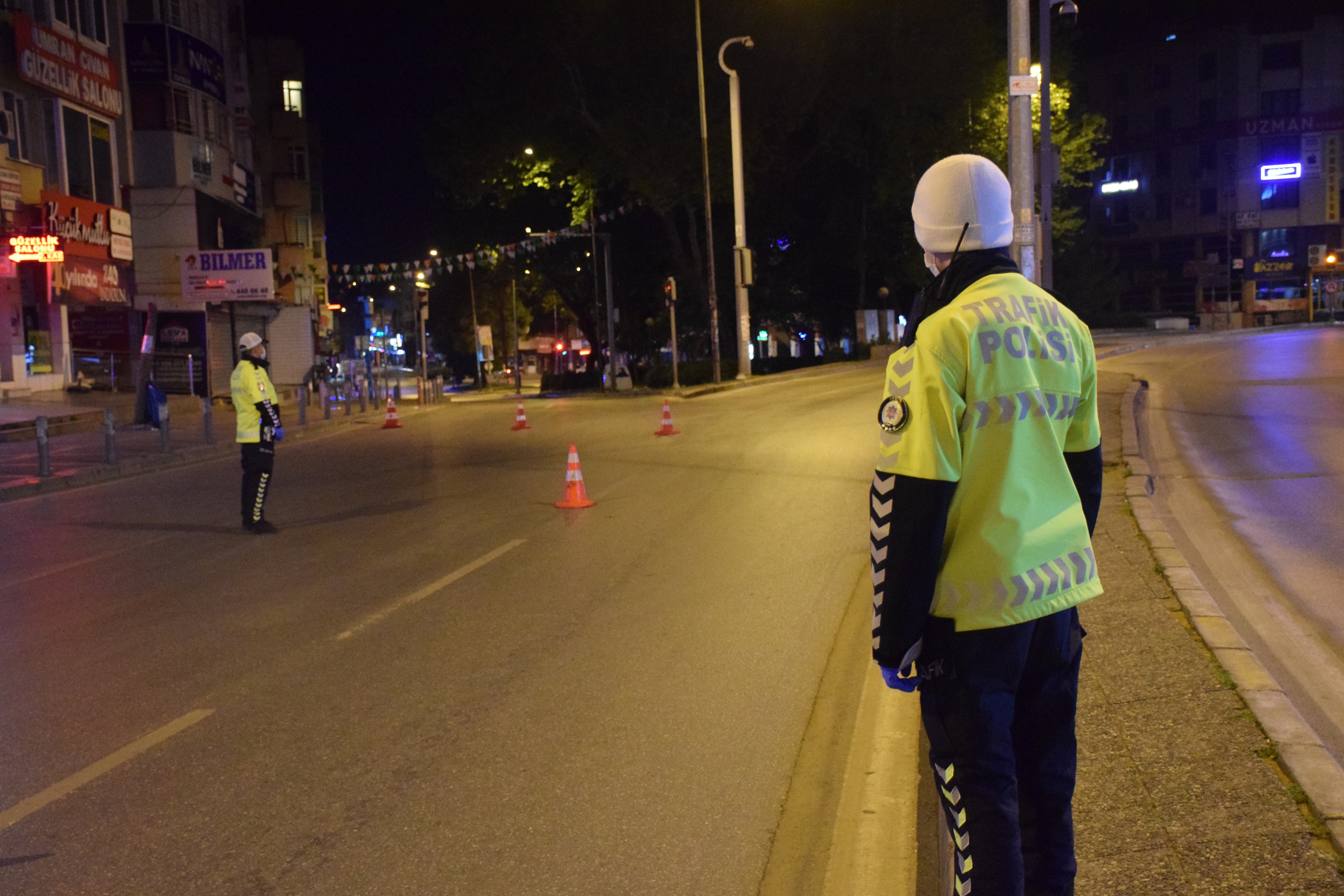 İzmir'de cadde ve meydanlar boş kaldı!!!