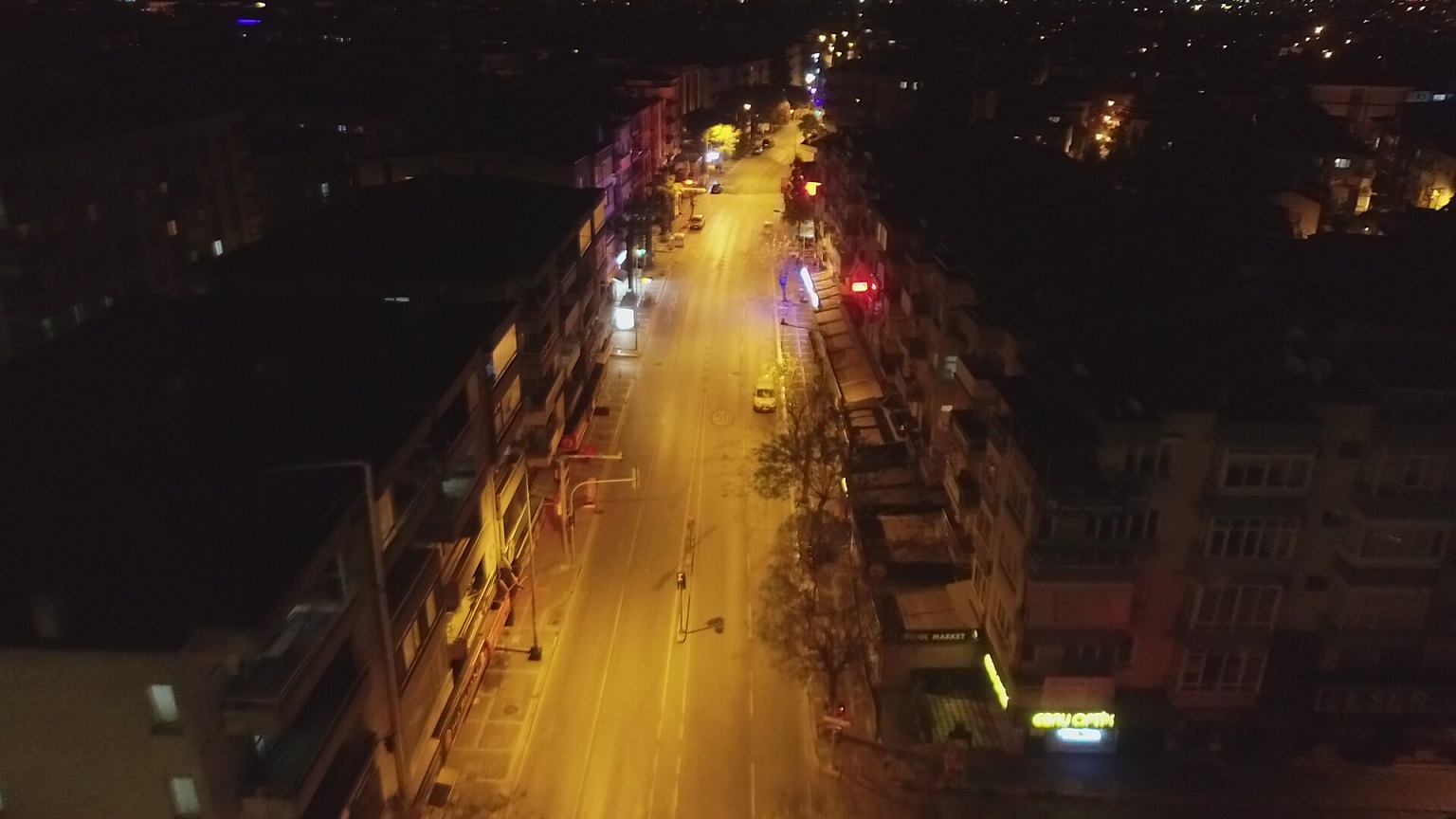 İzmir'de cadde ve meydanlar boş kaldı!!!