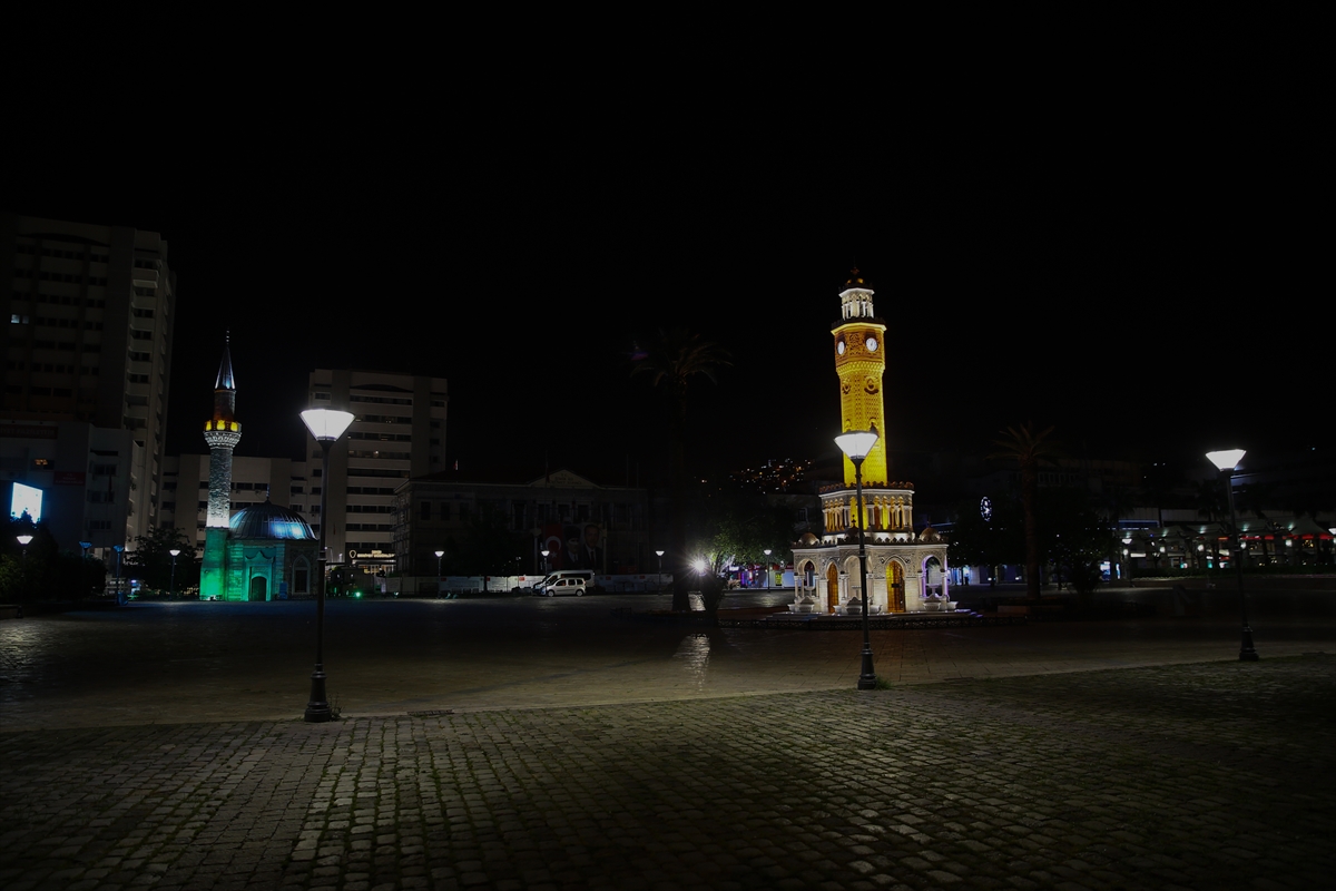 İzmir'de cadde ve meydanlar boş kaldı!!!