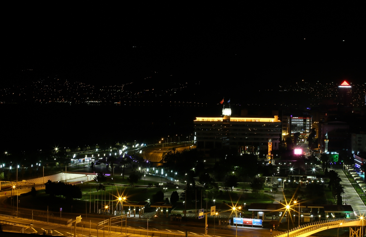 İzmir'de cadde ve meydanlar boş kaldı!!!