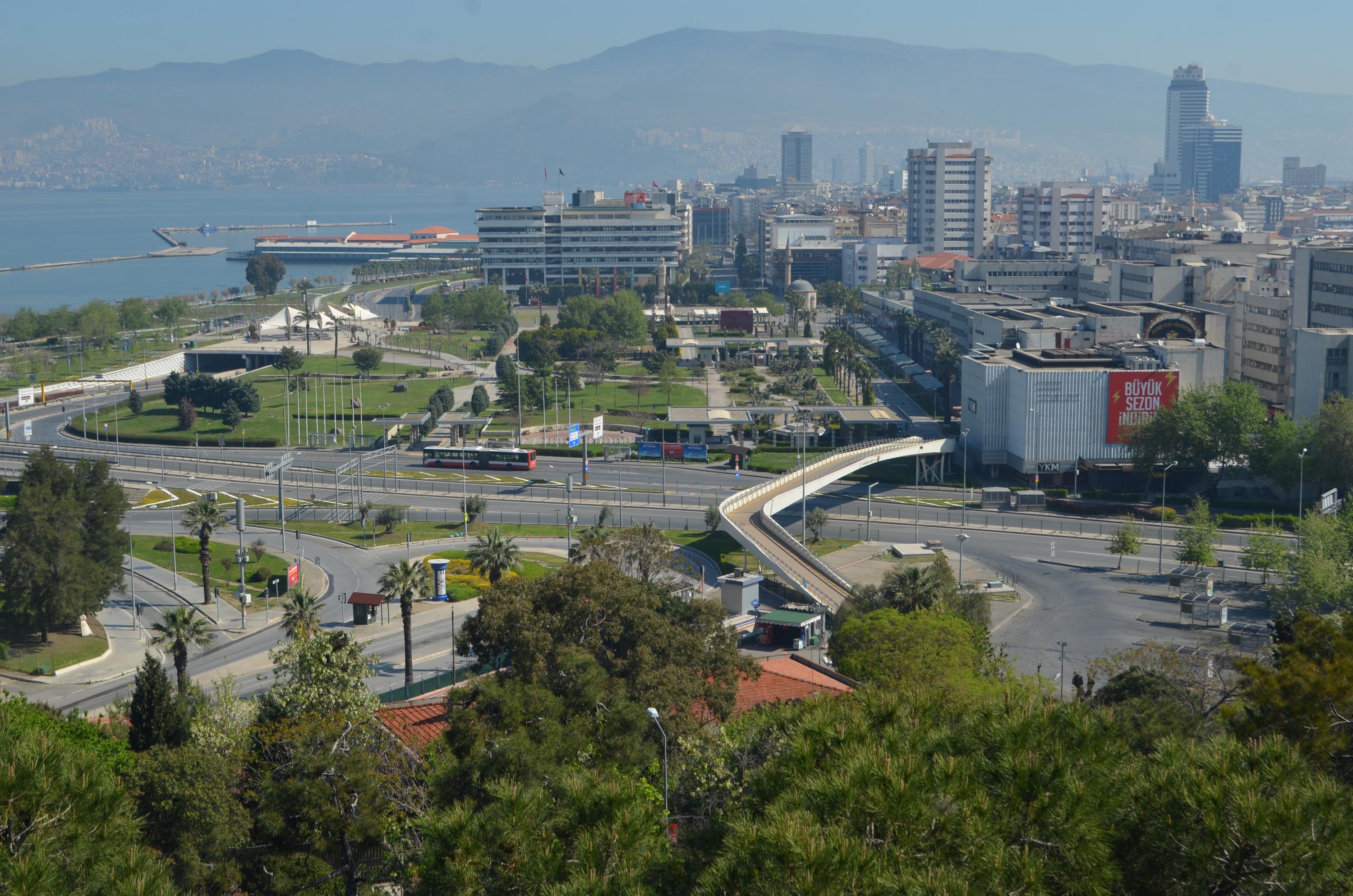 İzmir'de cadde ve meydanlar boş kaldı!!!