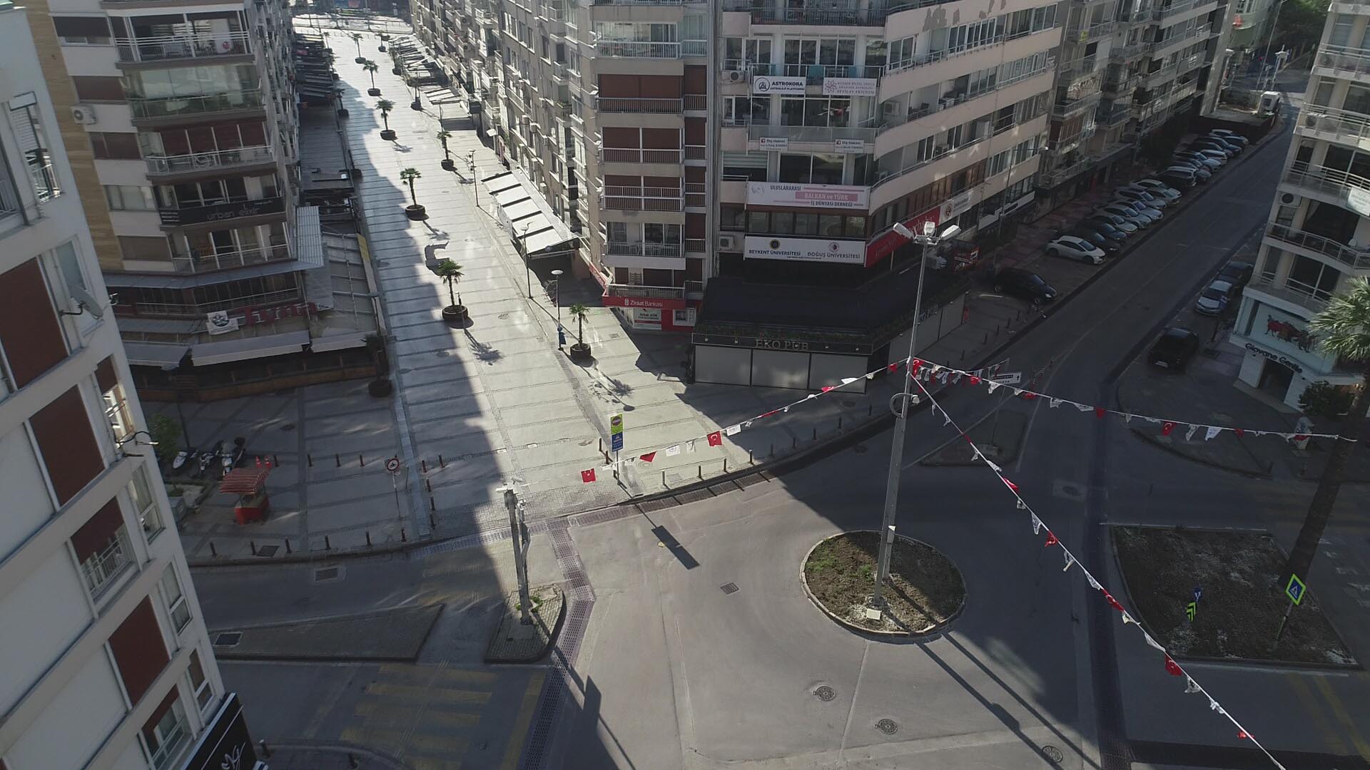 İzmir'de cadde ve meydanlar boş kaldı!!!