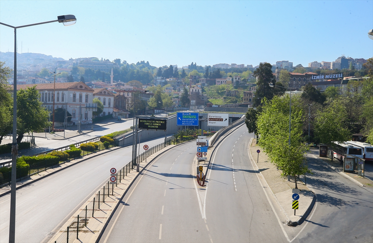 İzmir'de cadde ve meydanlar boş kaldı!!!