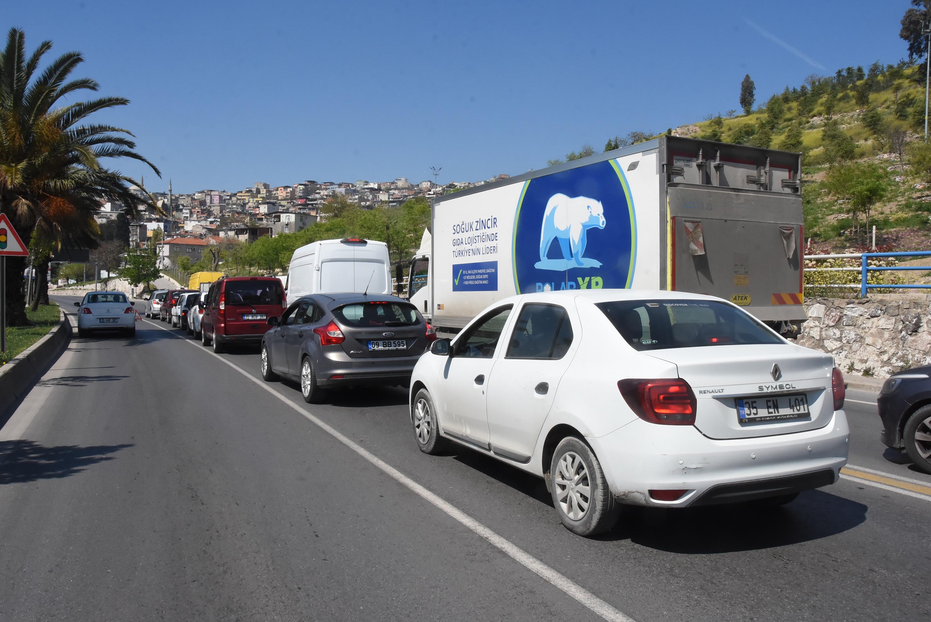 İzmir'de cadde ve meydanlar boş kaldı!!!