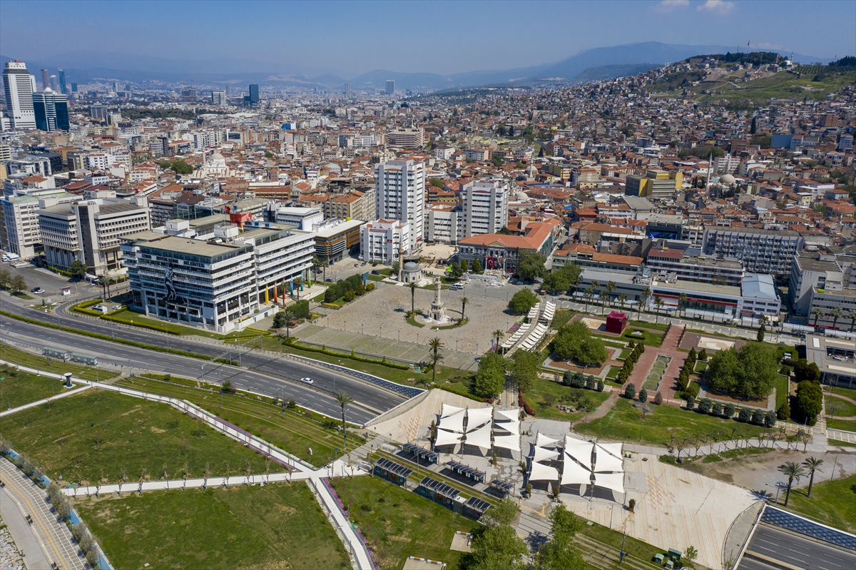 İzmir'de cadde ve meydanlar boş kaldı!!!