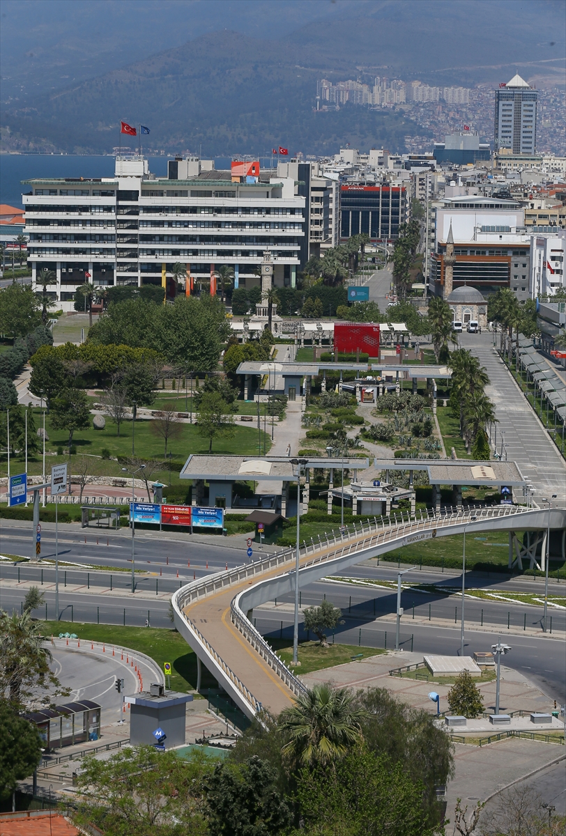 İzmir'de cadde ve meydanlar boş kaldı!!!