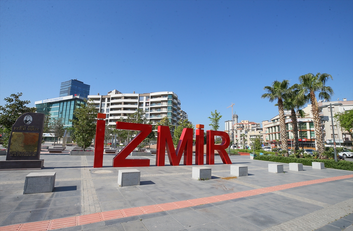 İzmir'de cadde ve meydanlar boş kaldı!!!