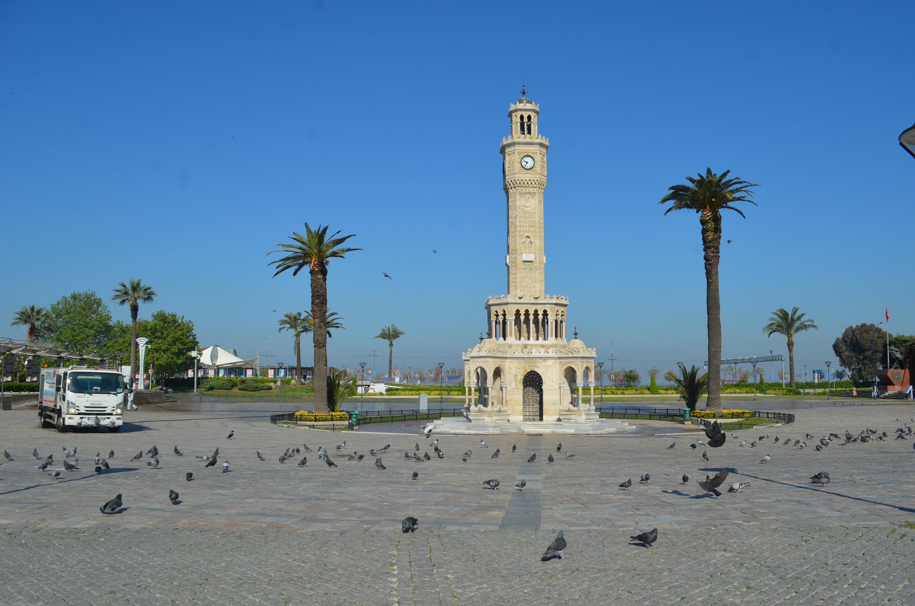 İzmir'de cadde ve meydanlar boş kaldı!!!