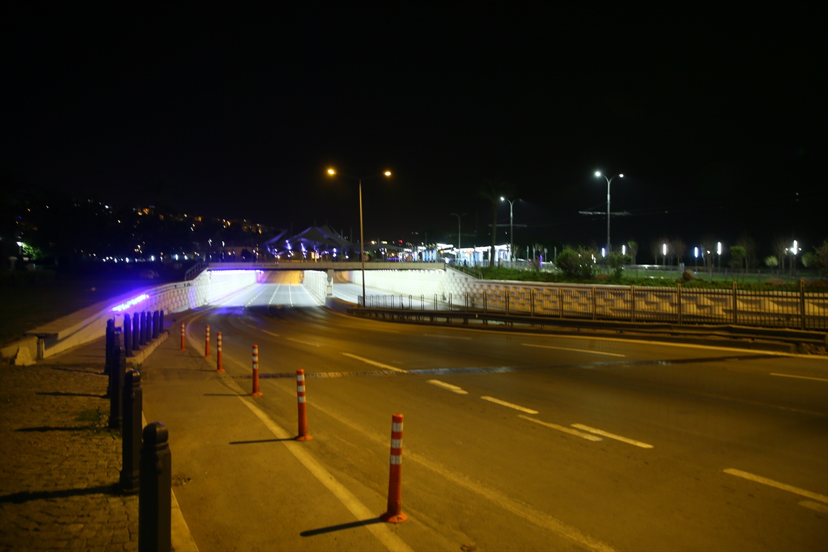 İzmir'de cadde ve meydanlar boş kaldı!!!