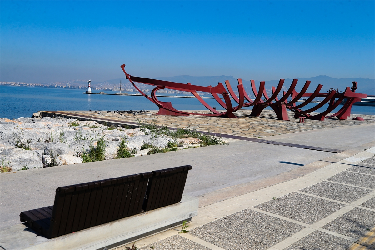 İzmir'de cadde ve meydanlar boş kaldı!!!