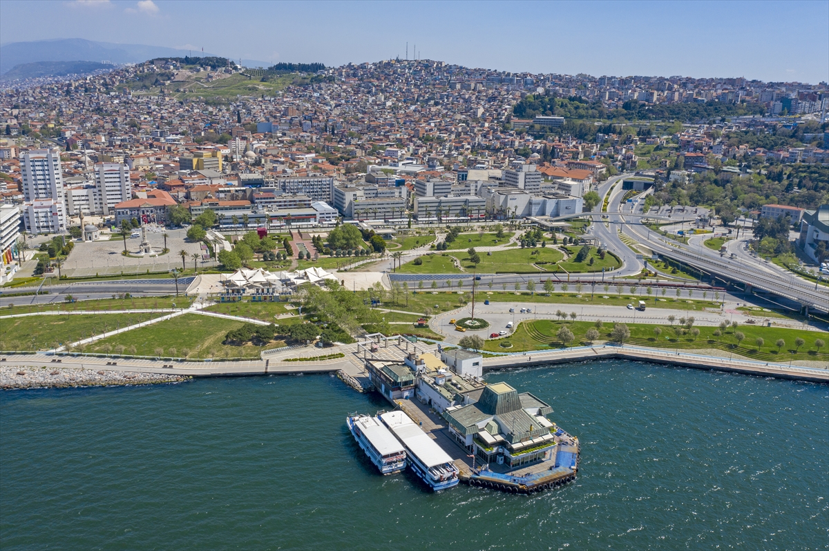 İzmir'de cadde ve meydanlar boş kaldı!!!