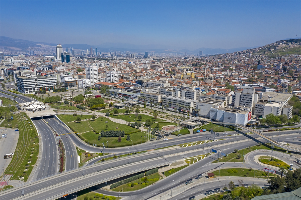 İzmir'de cadde ve meydanlar boş kaldı!!!