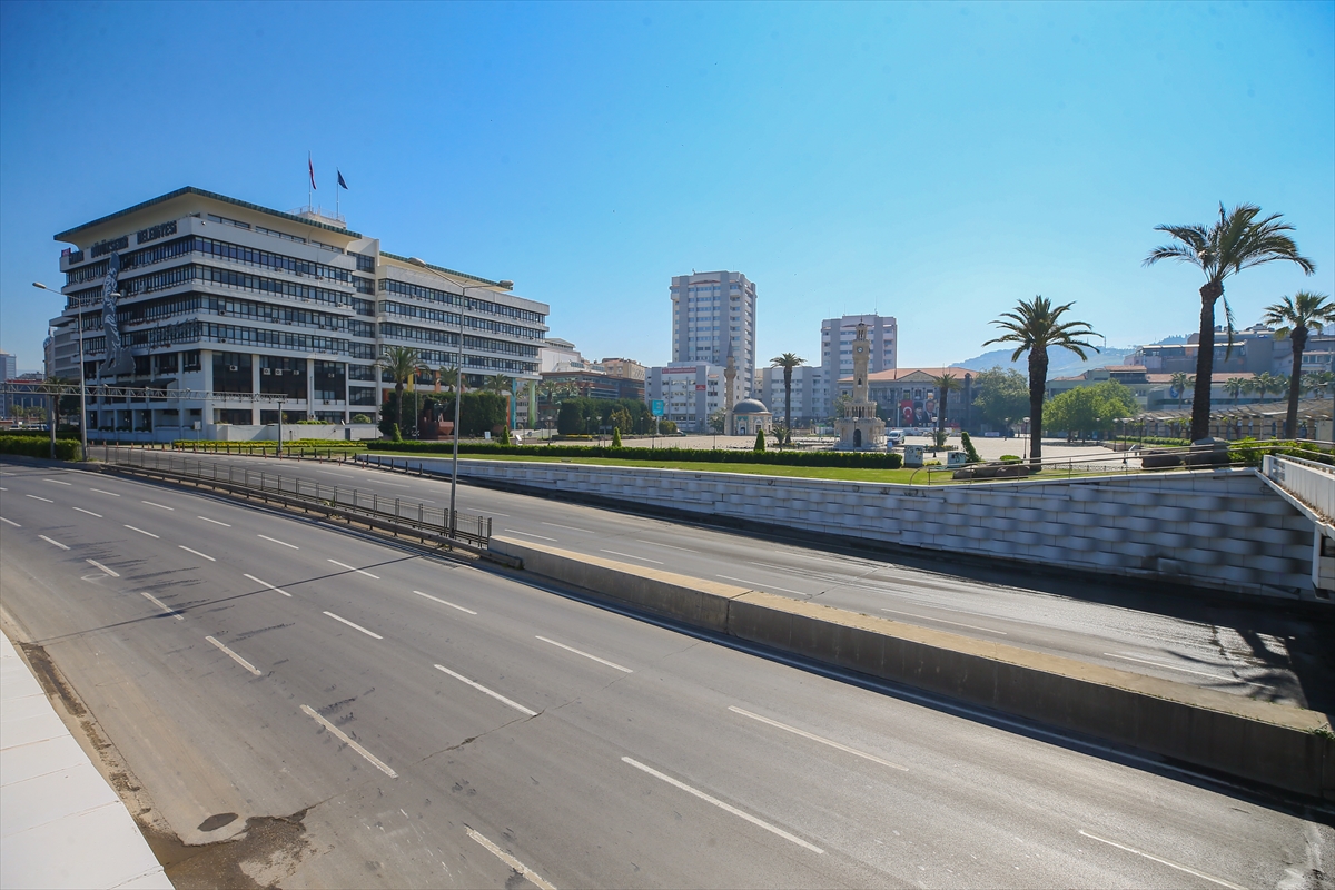 İzmir'de cadde ve meydanlar boş kaldı!!!