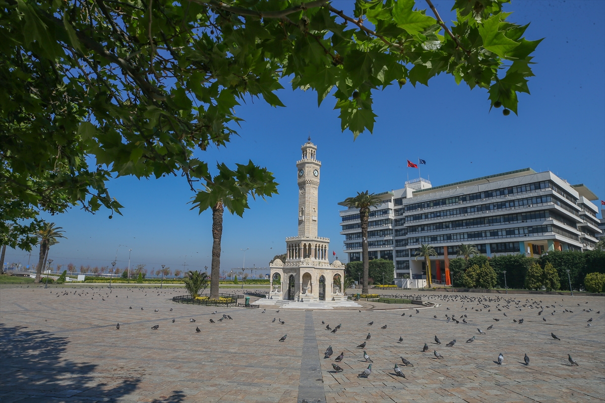 İzmir'de cadde ve meydanlar boş kaldı!!!