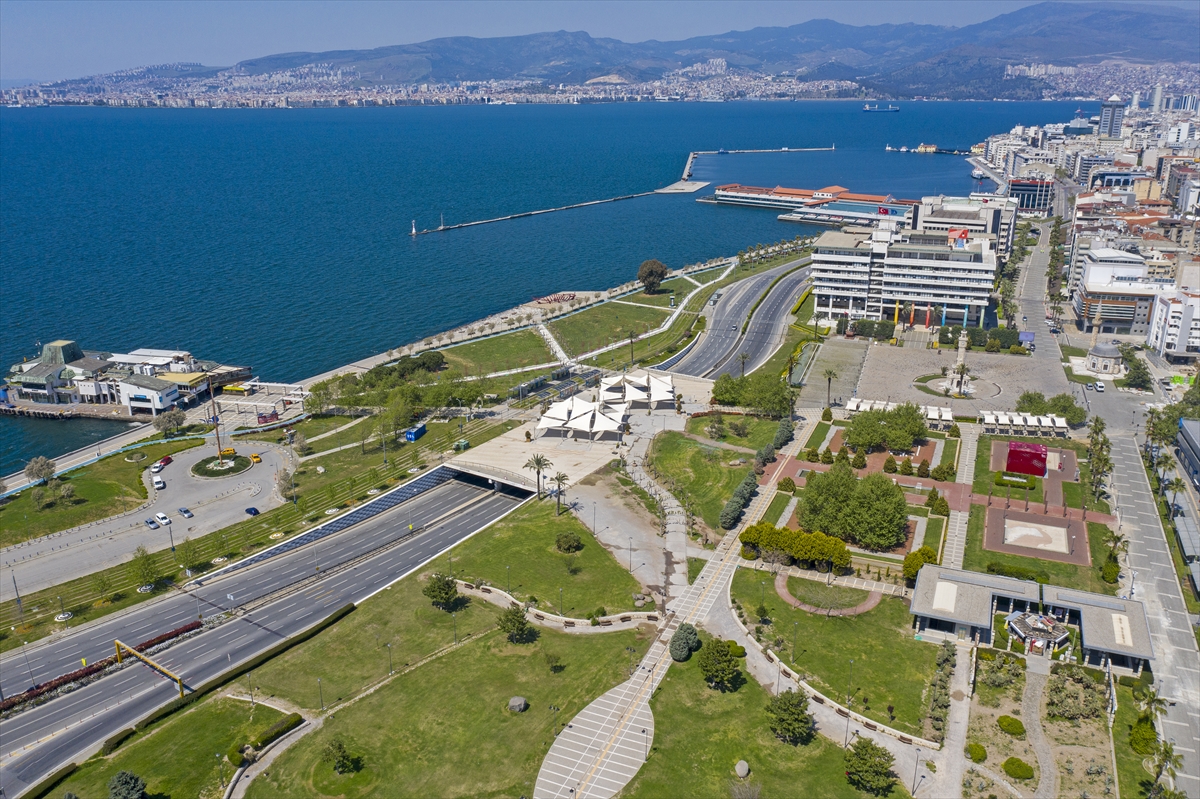 İzmir'de cadde ve meydanlar boş kaldı!!!